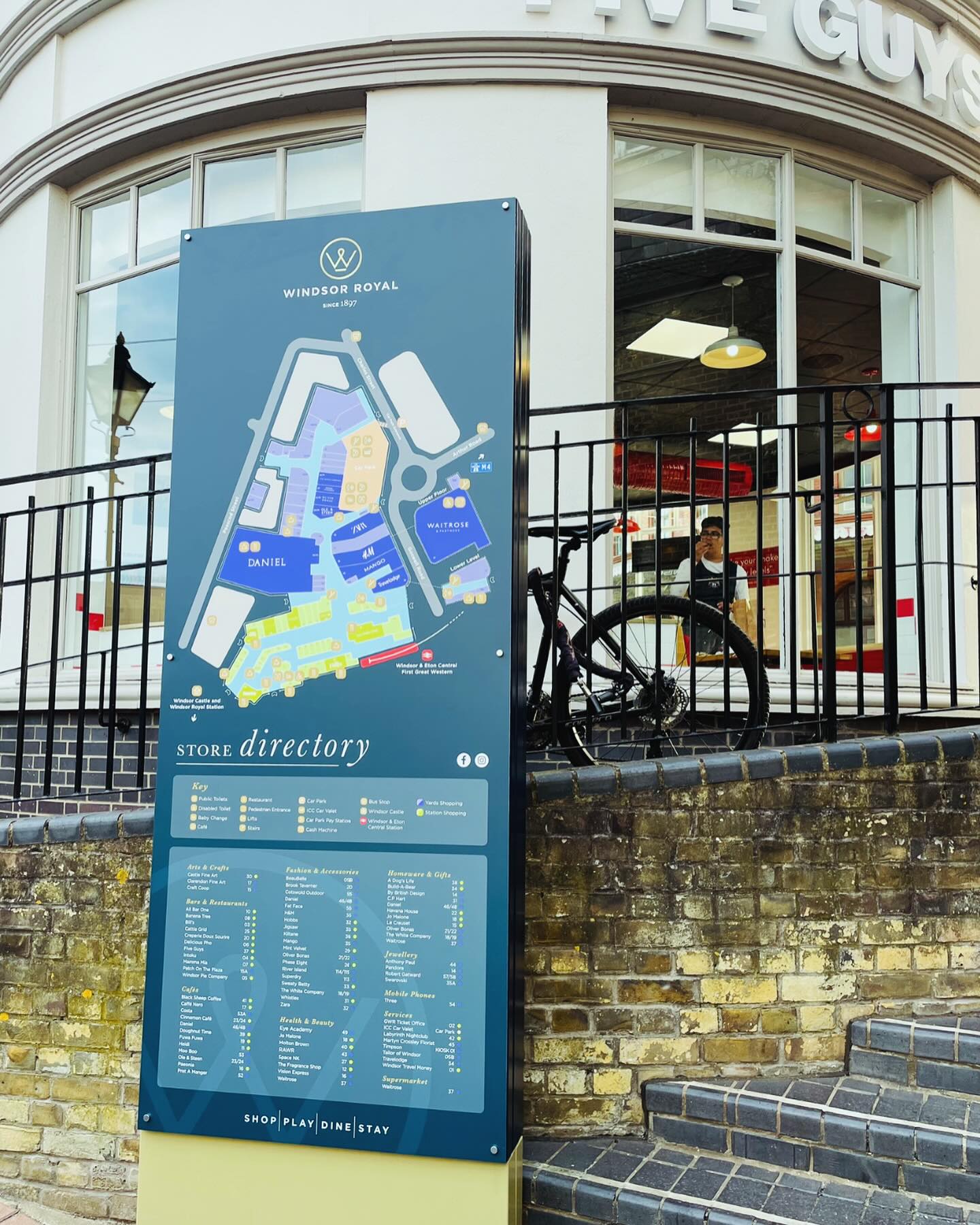 Totem signage installed at Windsor Royal Shopping Centre